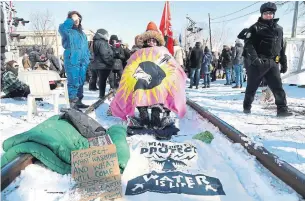  ?? RENÉ JOHNSTON TORONTO STAR ?? Crystal Sinclair blocks a Toronto rail line Saturday. Sinclair was joined by more than 100 protesters in solidarity with members of Wet’suwet’en Nation opposed to a pipeline on their B.C. territory.