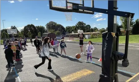  ?? PHOTOS BY HATBORO-HORSHAM SCHOOL DISTRICT ?? Hallowell students practice passing basketball­s to each other.