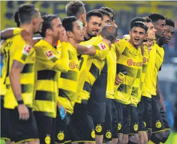  ?? FOTO: AFP ?? Die Jubel-Mauer steht, am Abwehr-Riegel muss der BVB vor den anstehende­n Partien noch etwas feilen.