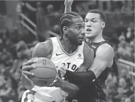  ?? JOHN RAOUX/THE ASSOCIATED PRESS ?? Toronto’s Kawhi Leonard gets around Orlando Magic’s Aaron Gordon during the first half Tuesday in Orlando, Fla.