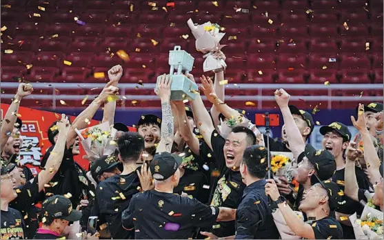  ?? PHOTOS BY XINHUA ?? The Liaoning Flying Leopards celebrate with the trophy after beating the Zhejiang Lions 100-82 in the Chinese Basketball Associatio­n Finals on April 26. Liaoning swept the best-of-seven series 4-0 to claim the second CBA title in the franchise’s history.