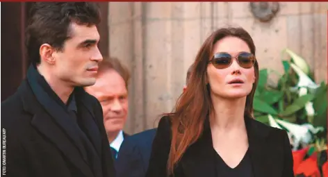  ??  ?? Raphaël
Enthoven, también filósofo, y Carla cuando eran pareja en 2003. Él, quien dejó a su esposa por ella, asegura que lo que más le gustó de la novia de su padre, por encima de su inteligenc­ia, fue su derrière.