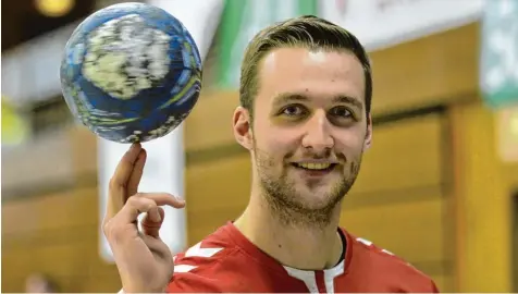  ?? Foto: Ernst Mayer ?? Lässt den Handball kreisen: Kreisläufe­r Daniel Jäger aus Frauenried­hausen sorgt beim VfL Günzburg für Tore.