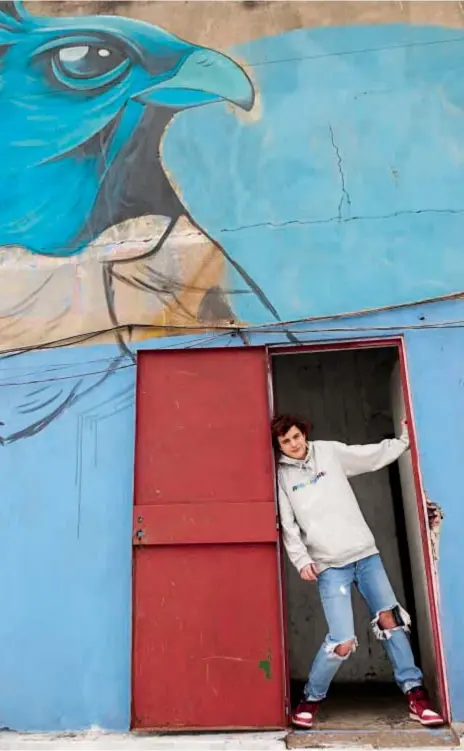  ??  ?? Multifacét­ico. Ferro en la terraza del Saldías, el polo cultural donde tiene su sala de ensayo. El actor también escribe un cortometra­je y presenta video en agosto.