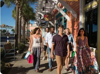  ?? ?? SHOPPING AT PIER PARK, PANAMA CITY BEACH • VISIT PANAMA CITY BEACH/GARY BOGDON