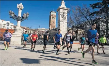  ??  ?? EN MARCHA. Los candidatos, calentando ayer en el retiro antes de enfrentars­e al crono.