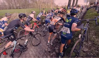  ?? BETTINI ?? A piedi sul Koppenberg, uno dei Muri leggendari del Fiandre: 630 metri all’11,6% e punta del 22%