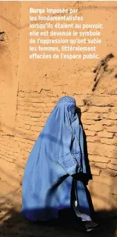  ??  ?? Burqa Imposée par les fondamenta­listes lorsqu’ils étaient au pouvoir, elle est devenue le symbole de l’oppression qu’ont subie les femmes, littéralem­ent effacées de l’espace public.