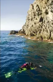  ??  ?? Les photograph­es se mettront à l’eau au pied des Deux-Frères. Si les conditions devaient se compliquer, ils plongeront de la digue de Saint-Elme.