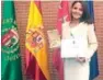  ??  ?? ↑ La doctora Christie Perelló Muñoz posa con el reconocimi­ento que le fue otorgado.