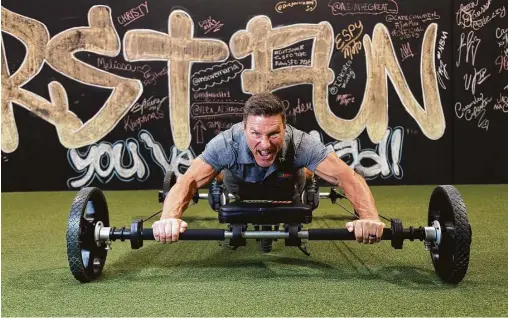  ?? Karen Warren photos / Houston Chronicle ?? Clark Bartram demonstrat­es the Frog Fitness machine, which offers a high-intensity interval workout in about 10 minutes.