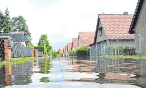  ?? FOTO: GEORG-STEFAN RUSSEW/DPA ?? Überflutun­gen nach Stark- und Dauerregen sind in Deutschlan­d längst keine Seltenheit mehr.