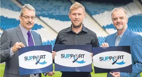  ?? SNS. ?? Dr John MacLean, left, with Inverness CT manager Richie Foran and PFA Scotland boss Fraser Wishart.