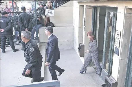  ??  ?? La expresiden­ta argentina Cristina Fernández de Kirchner sale de los tribunales tras su declaració­n ante el juez. (EFE)