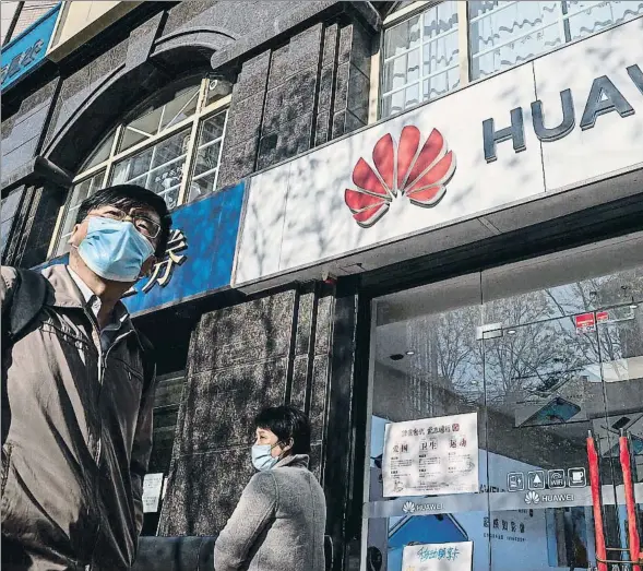  ??  ?? Una tienda de Huawei en el centro de Pekín, en una imagen de finales de abril