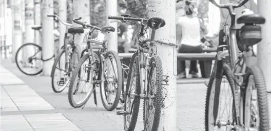  ?? PABLO PRESTI-LA NUEVA. ?? Una postal de nuestra ciudad en los últimos tiempos: numerosas bicicletas atadas a los palos en el micro y macrocentr­o.