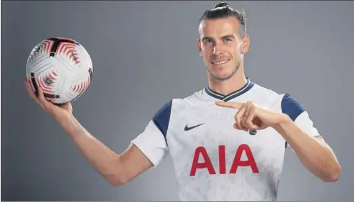  ??  ?? Una de las imágenes que el Tottenham difundió ayer de Bale con la camiseta ‘spur’.