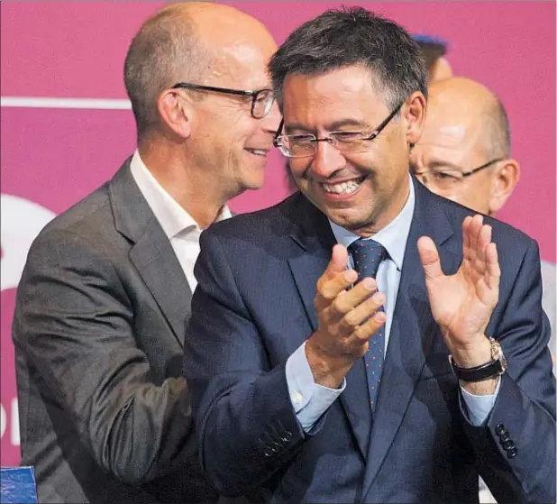  ??  ?? Josep Maria Bartomeu, radiante, el sábado por la noche tras consumarse su triunfo en las urnas