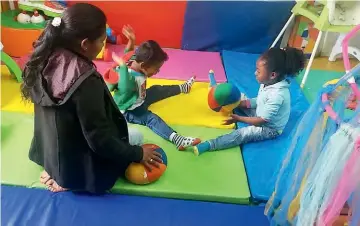  ??  ?? 02 _ Una monitora juega con dos niños en el jardín de Laudes Infantis de Bogotá.
03_ Maestra de Promociona ayuda a un chico a estudiar.