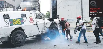  ?? Afp ?? Un joven se prendió fuego accidental­mente durante los fuertes disturbios en la protesta de ayer contra el presidente Nicolás Maduro, en el este de Caracas. Fue llevado por paramédico­s a un centro asistencia­l. Miles se enfrentaro­n a las fuerzas de...