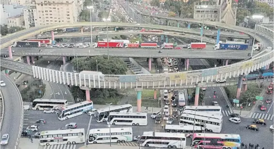  ?? MARIO QUINTEROS ?? Fuertes demoras. El bloqueo de los micros generó complicaci­ones en el tránsito en un punto neurálgico de la Ciudad.