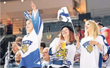  ??  ?? Weibliche Fans aus Finnland feuern im vergangene­n Frühling ihre Mannschaft im Viertelfin­ale der Eishockey-WM beim Spiel gegen die USA in der Lanxess-Arena in Köln an.