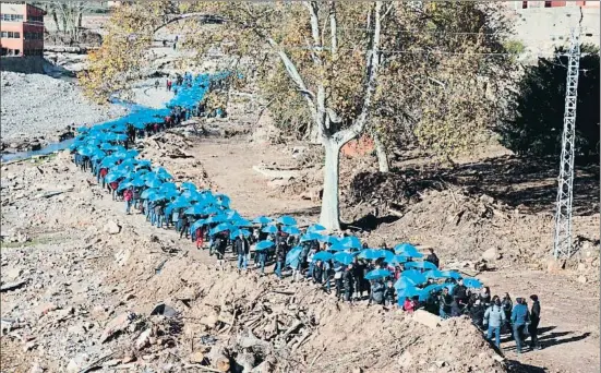  ?? ARXIU ?? Paraigües blaus. Un miler de persones van recórrer la llera malmesa del Francolí a finals de novembre per recaptar fons