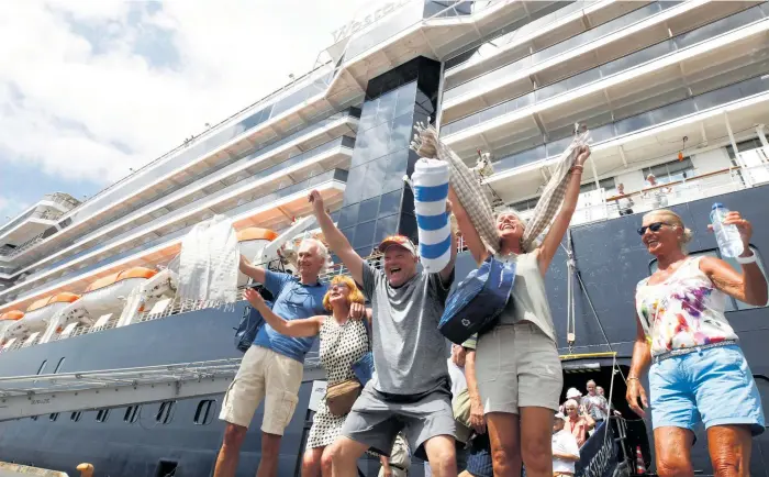  ?? Foto: Heng Sinith/ap ?? Glada passagerar­e fick efter två veckor på havet kliva av kryssnings­fartyget MS Westerdam i Sihanoukvi­ll i Kambodja.