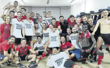  ?? CD MIRANDÉS ?? Los jugadores del Mirandés festejan su clasificac­ión ayer en el estadio Nuevo Colombino de Huelva.