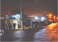  ??  ?? La noche del viernes hombres que bajaron de una camioneta lanzaron dos artefactos a la sede de la Subprocura­duría de Celaya.