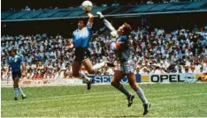  ?? Foto: Getty ?? Die „Hand Gottes“gehörte Diego Maradona, der den Ball an Englands Keeper Peter Shilton vorbei ins Tor lenkte.