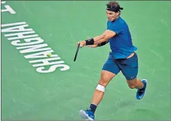  ??  ?? VENDAJE. Nadal tomó precaucion­es con su rodilla.