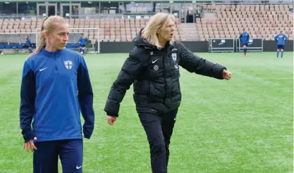  ?? FOTO: MATS AHLNÄS/SPT ?? ■ Förbundska­pten Anna Signeul är mycket nöjd med truppen som möter Skottland i EM-kvalmatche­n den 27 oktober. Linda Sällström finns med.