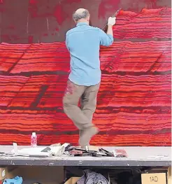  ??  ?? Ricardo Mazal paints in his Santa Fe studio.