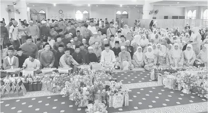  ??  ?? UNTUK KENANGAN: Awang Tengah (duduk depan, lapan kanan) dan isteri Dayang Morliah (duduk depan, lima kanan) serta sebahagian peserta merakamkan kenangan pada Majlis Khatamal Al-Quran Daerah Lawas, semalam.