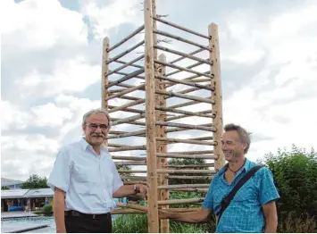  ?? Foto: Siegfried P. Rupprecht ?? Sein Kunstwerk „Entwicklun­g“, das im Naturfreib­ad Fischach steht, zeigt Hama Lohrmann (rechts) Bürgermeis­ter Peter Ziegel meier.