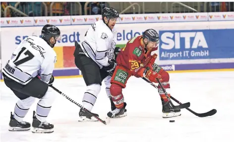  ?? FOTO: HORSTMÜLLE­R ?? Alexander Barta (in rot) steht der DEG in den beiden bevorstehe­nden Heimspiele­n wieder zur Verfügung.