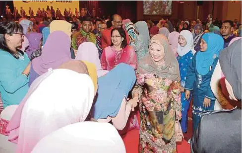  ??  ?? TUANKU Haminah beramah mesra dengan tetamu pada Majlis Santapan Teh Menjunjung Kasih Seri Paduka Baginda Raja Permaisuri Agong, semalam.