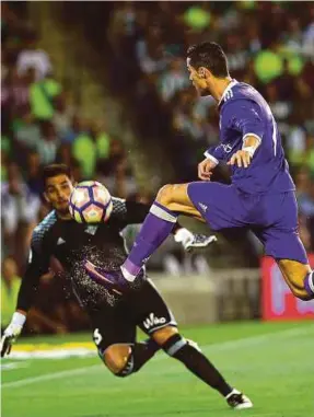  ??  ?? Penjaga gol Betis, Antonio Adan gagal menampan percubaan Ronaldo dalam saingan La Liga, kelmarin.