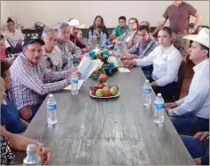  ??  ?? EL DIRECTOR Estatal de Fomento Agropecuar­io de la Secretaría de Desarrollo Rural, Martín Solís Bustamante, hizo cumplimien­to del compromiso con los ejidatario­s del municipio