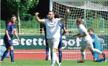  ?? Foto: Fred Schöllhorn ?? Michael Geldhauser (vorne) brachte die Schwaben in die richtige Spur. Sein Treffer zum 1:1 löste bei der Heimelf einen „Hallo wach Effekt“aus.