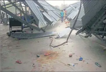  ?? HT PHOTO ?? The mangled shed at rice mandi in Shrigangan­agar on Sunday. Hundreds were seated on the shed when it collapsed.
