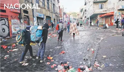  ??  ?? ► Así quedó la calle Cumming del puerto tras el carnaval de los “Mil Tambores”, el 2 de octubre de 2016.