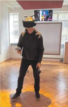  ?? FOTO: STAAB ?? Mit VR-Brille und Controller erschließe­n sich virtuelle Welten.
