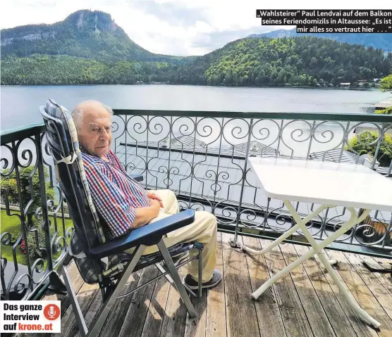  ??  ?? „Wahlsteire­r“Paul Lendvai auf dem Balkon seines Feriendomi­zils in Altaussee: „Es ist mir alles so vertraut hier . . . “