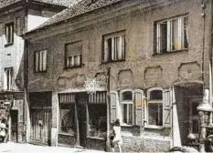  ?? Fotos: Alois Kramer (2); Jäger ?? Das gelbe Haus an der Johannisst­raße in Dießen (Bild oben) beherbergt seit 135 Jahren das Geschäft Josef Jäger, das heute von Rosemarie Jäger und Tochter Anna Klier geführt wird. Erbaut wurde es 1723 (links unten).