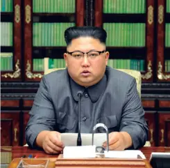  ??  ?? KIM JUNG-UN. “Domaré con el fuego, al maníaco estadounid­ense”.