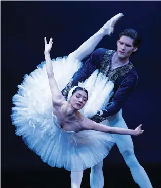  ?? EWA KRaSUCKa ?? Vladimir Yaroshenko and Chinara Alizade in Krysztof Pastor’s Polish National Ballet production of Swan Lake, which returns to Vancouver this month for a run at Salle Wilfrid-Pelletier of Place des Arts.