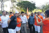  ?? Simoni Saris ?? O candidato do Partido Novo caminhou pelo entorno do Lago Igapó 2, até o aterro, parando para conversar e posar para fotos com simpatizan­tes