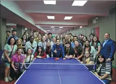  ?? BAI LIN / XINHUA ?? US students and teachers pose for a group photo with their Chinese hosts after playing ping-pong at Shijiazhua­ng Foreign Language School, Hebei province, on April 20.